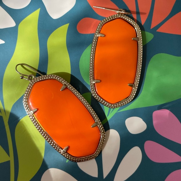 Kendra Scott Danielle Earrings in Bright Coral and Goldtone. LIKE NEW CONDITION - Picture 1 of 6